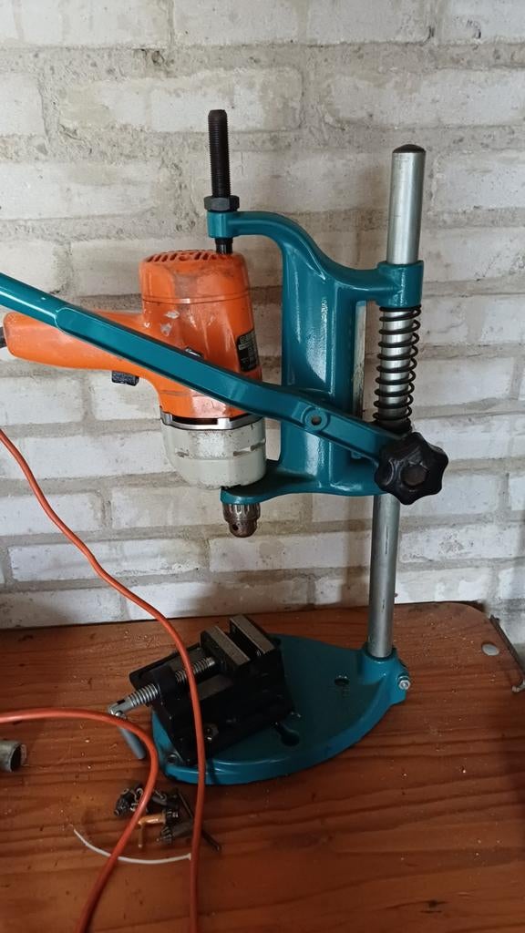 Black en Decker boormachine in boorstandaard, Ophalen, Gebruikt, Boormachine