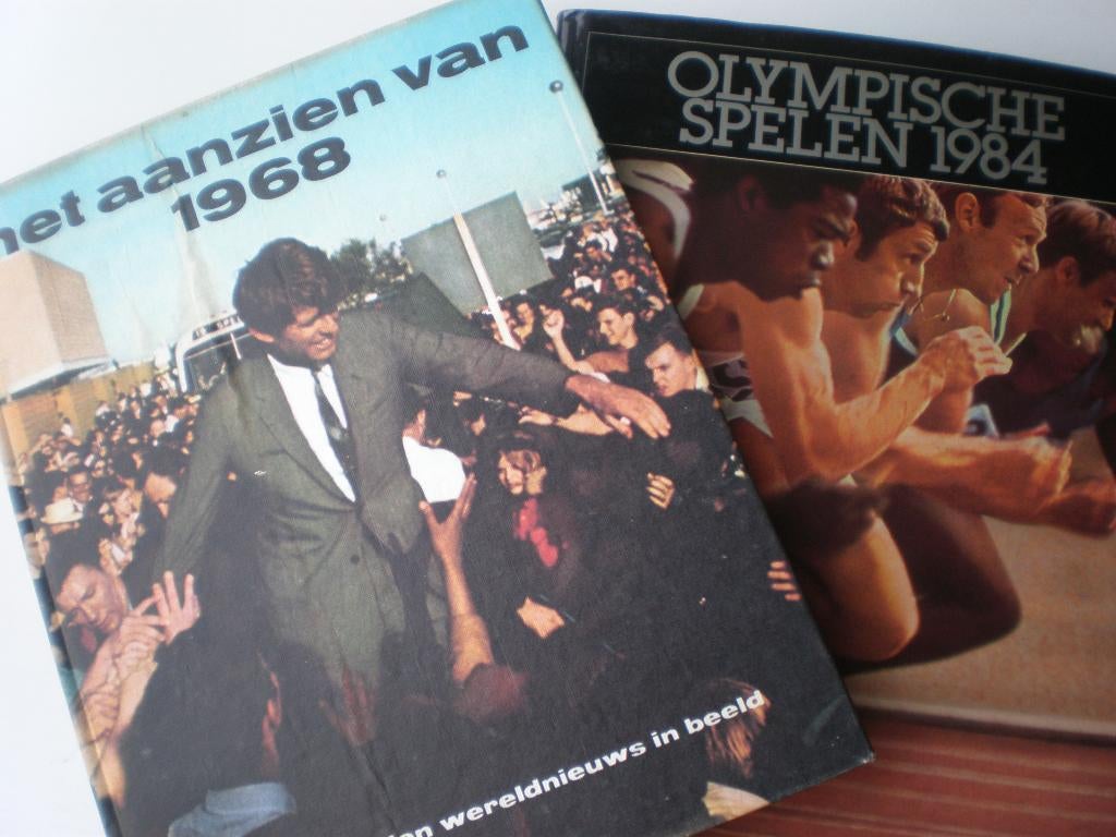 2 Jaarboeken, Ophalen of Verzenden, Meerdere auteurs, 20e eeuw of later, Gelezen