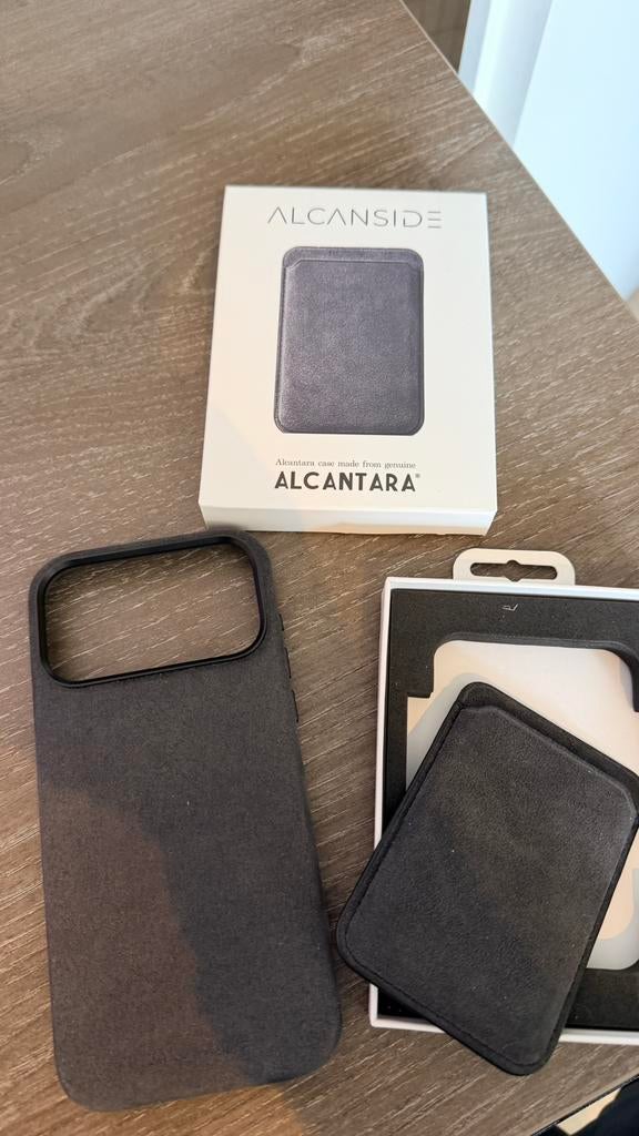 Te koop Alcanside hoesje met pasjeshouder Iphone 17 pro max, Verzenden, Zo goed als nieuw