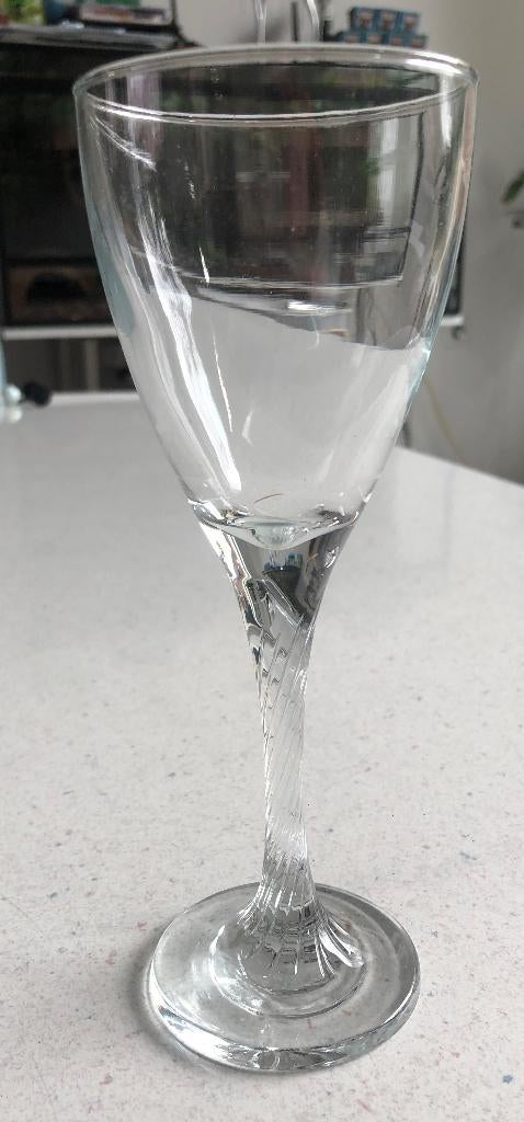 Wijnglas met bewerkte poot - hoog 19 cm Roemer, Verzamelen, Glas en Borrelglaasjes, Ophalen of Verzenden, Zo goed als nieuw, Overige typen