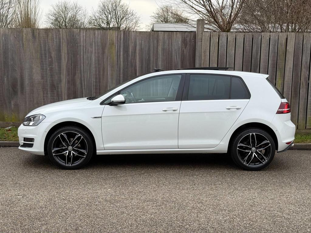 Volkswagen Golf 1.2 TSI Lounge Panoramadak/Boekjes/Carplay!, Auto's, Volkswagen, Gebruikt, 4 cilinders, 610 kg, Wit