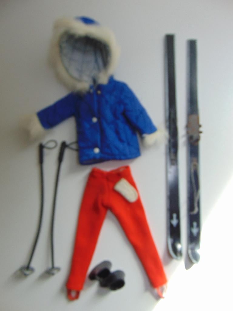 Sindy Barbie outfit eerste Skipak en skies jaren 60, Ophalen of Verzenden, Gebruikt, Kleertjes