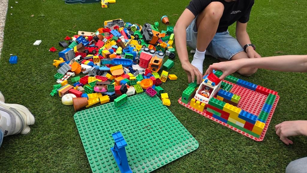 Grote partij Duplo met grondplaten en ambulance, Ophalen, Inclusief minifiguren, Gebruikt, Duplo
