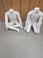 Twee etalagepoppen zonder hoofd, Ophalen