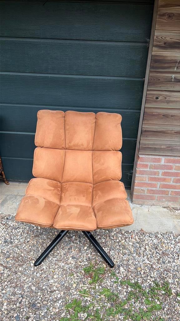 Cognackleurige alcantara draaifauteuil, Huis en Inrichting, Fauteuils, Ophalen, 75 tot 100 cm, Zo goed als nieuw, Stof