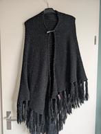 Zwarte gebreide poncho met franjes, Onbekend, Ophalen of Verzenden, Zo goed als nieuw, Zwart