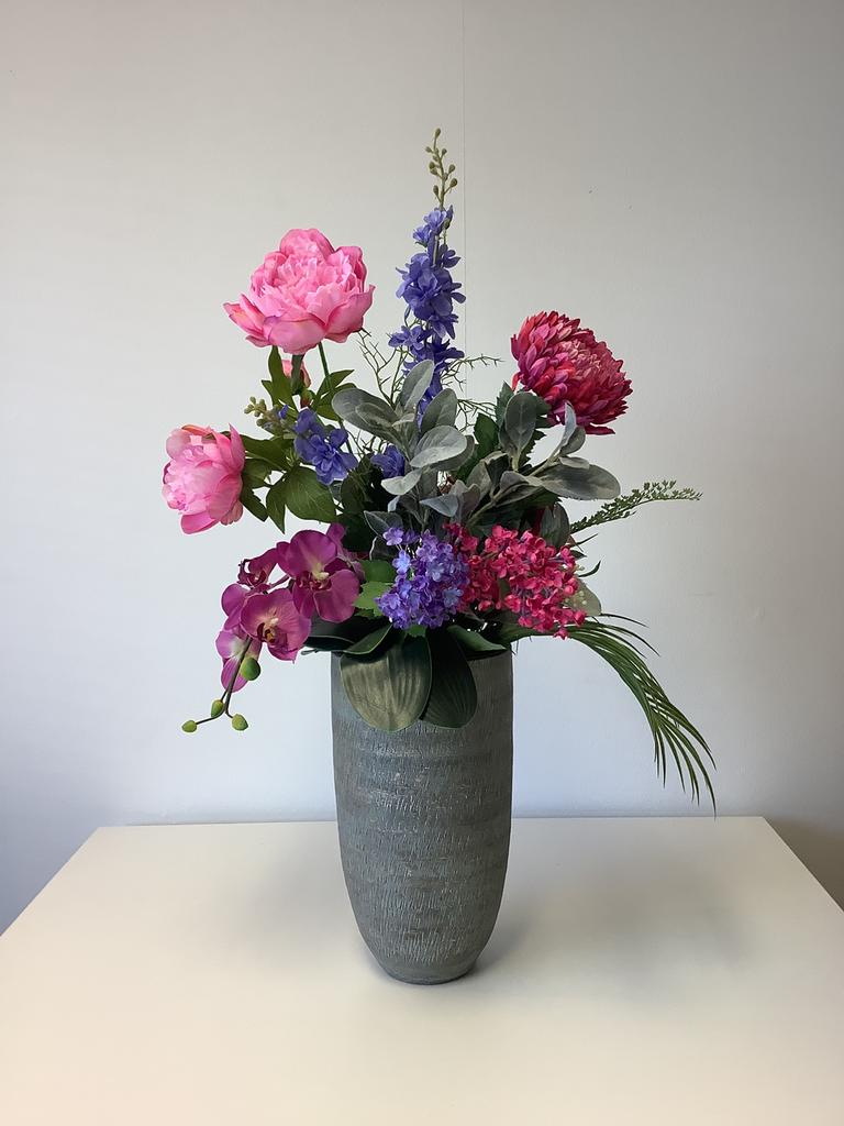 Mooi blauw roze stuk in zware stenen pot 80 hoog, Huis en Inrichting, Ophalen, Zo goed als nieuw