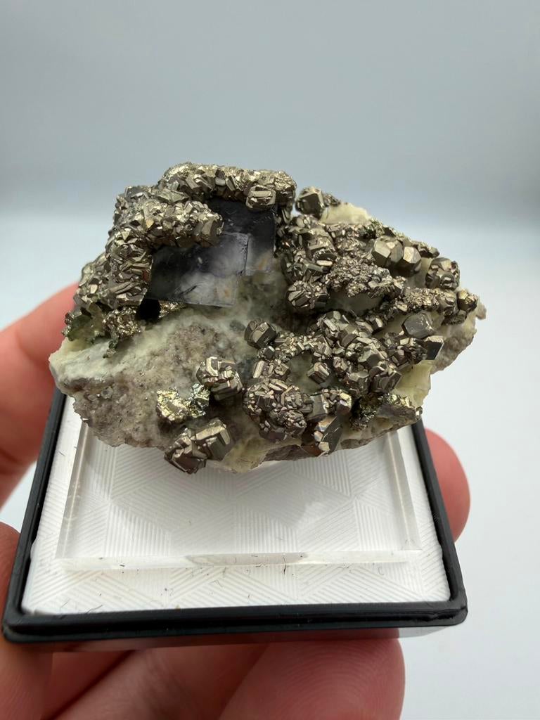 Fluorite op calciet met Pyrite, Ophalen of Verzenden