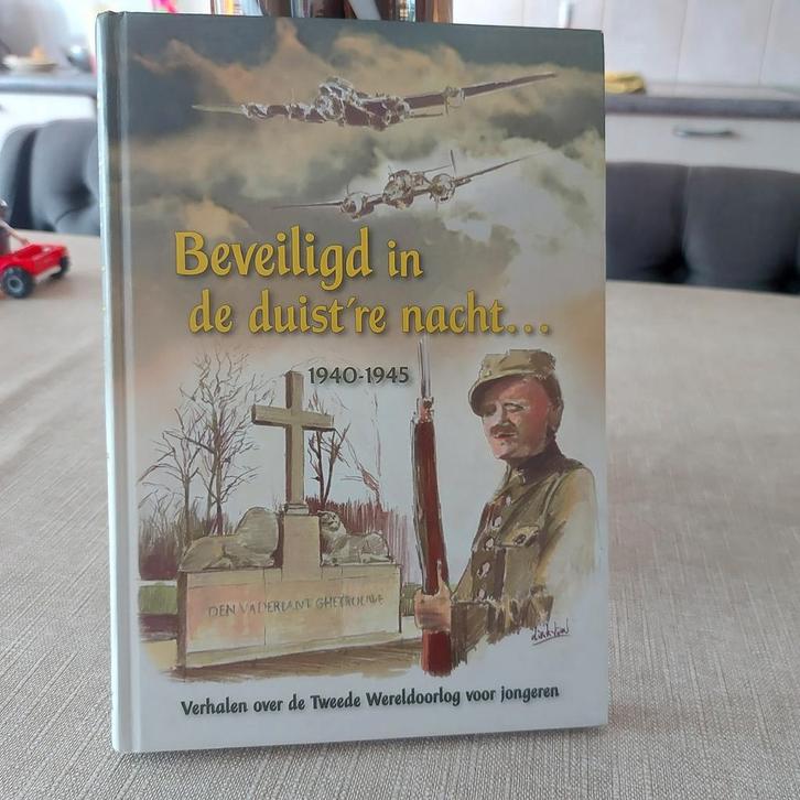 Beveiligd in de duist're nacht... 1940-1945, Boeken, Oorlog en Militair, Zo goed als nieuw, Algemeen, Tweede Wereldoorlog, Ophalen of Verzenden
