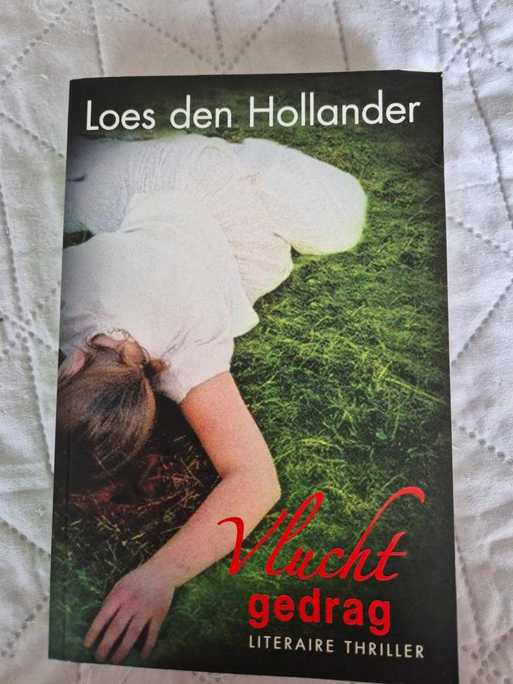 Loes den Hollander - Vluchtgedrag, Boeken, Thrillers, Zo goed als nieuw, Ophalen of Verzenden