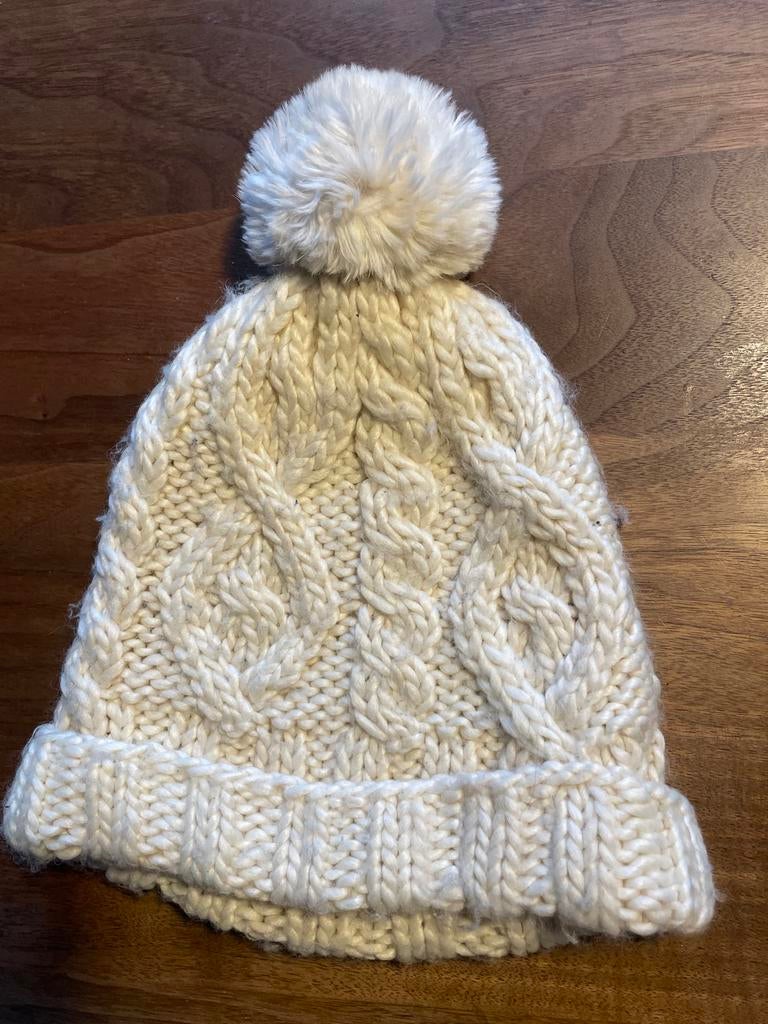 Witte gebreide muts met pompon - H&M, Ophalen of Verzenden, Gedragen, Muts