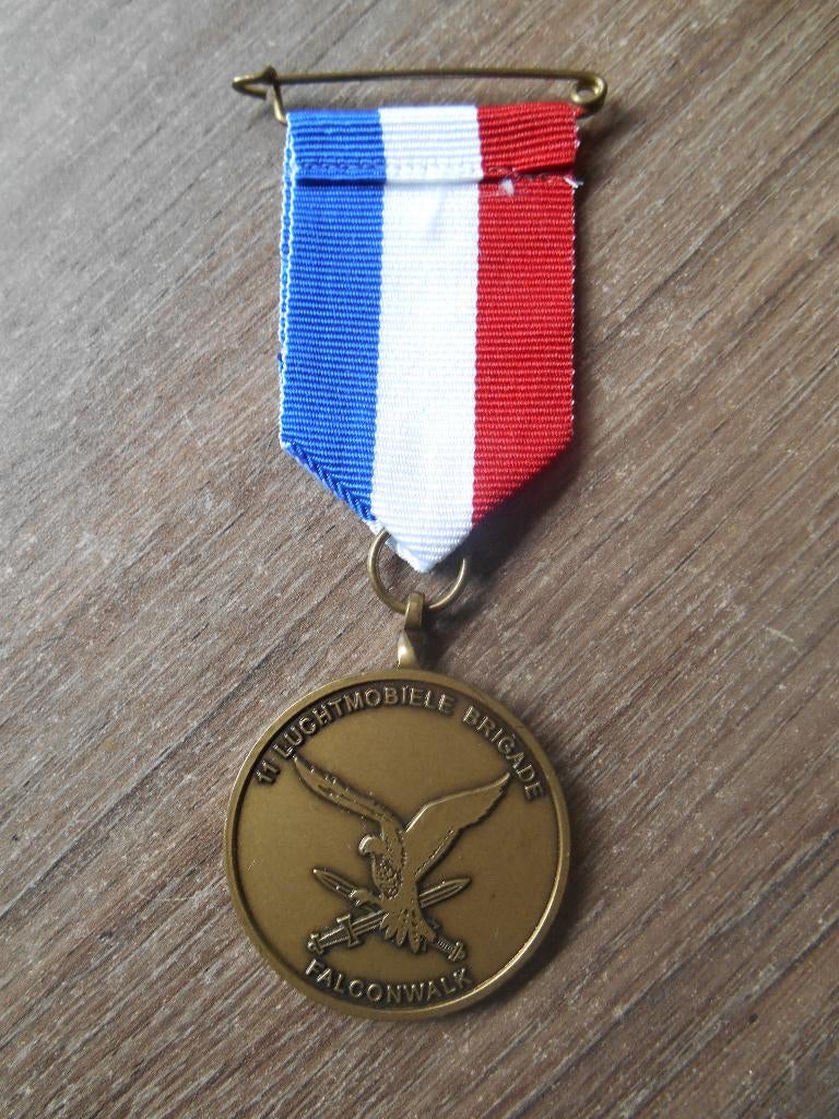 Medaille 11 Luchtmobiele Brigade 1ste Falconwalk, Verzamelen, Ophalen of Verzenden, Landmacht, Nederland, Lintje, Medaille of Wings