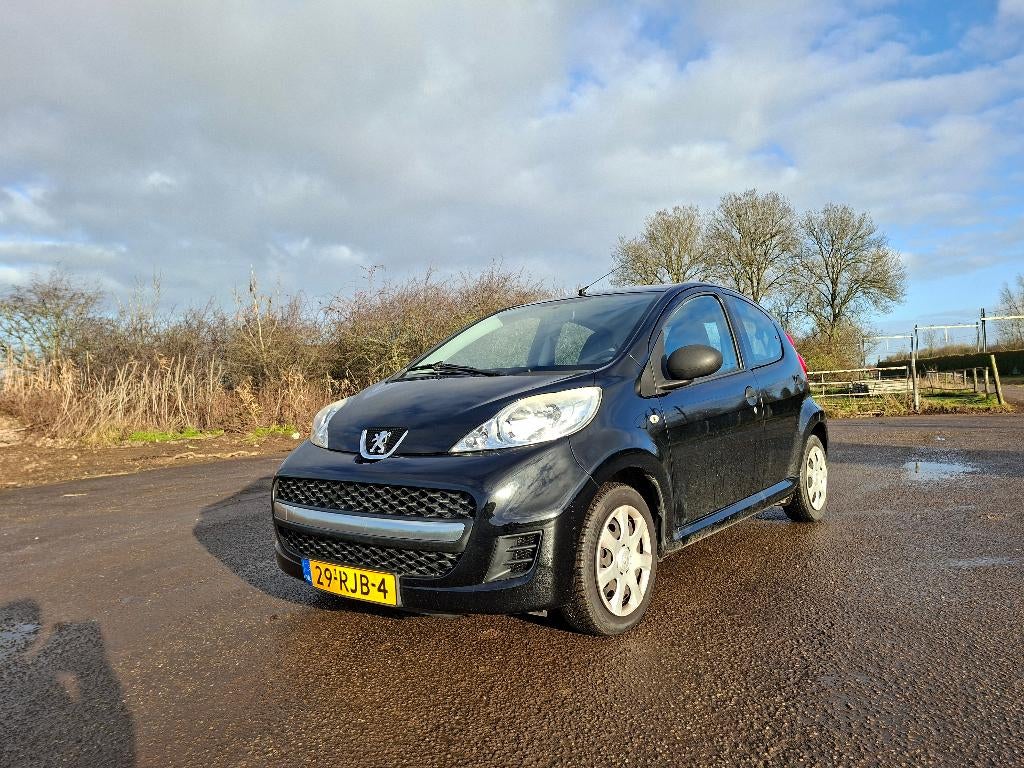 Peugeot 107 1.0 12V 5DR 2011 Zwart Airco NIEUWE APK, Auto's, Peugeot, Voorwielaandrijving, Stof, 4 stoelen, Origineel Nederlands