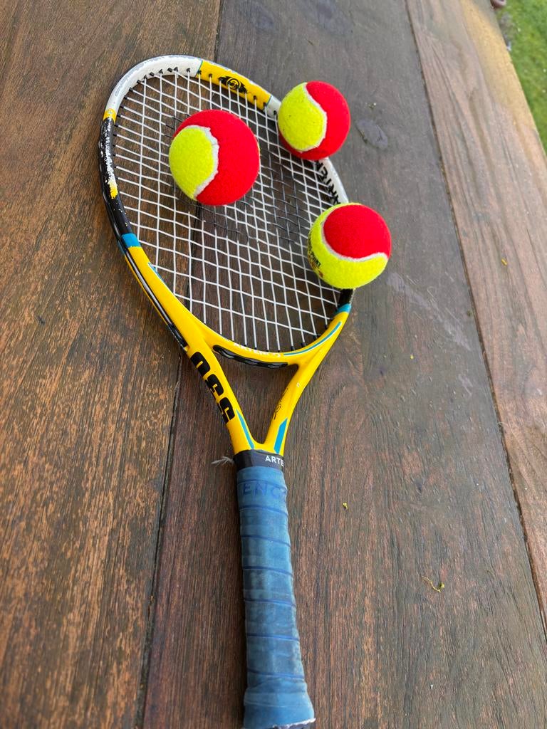 Artengo 530 tennisracket 23 inch met 3 rode ballen, Ophalen, Gebruikt, Racket, Overige merken