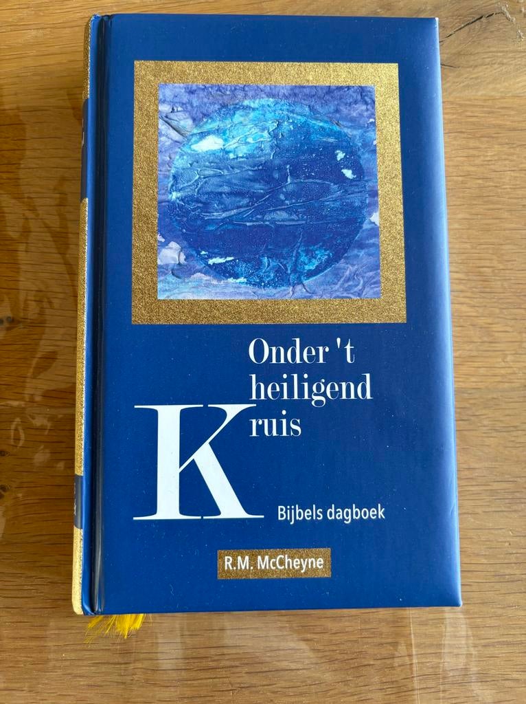 Onder 't heiligend kruis - Bijbels dagboek R.M. McCheyne, Ophalen of Verzenden, Gelezen, Christendom | Protestants