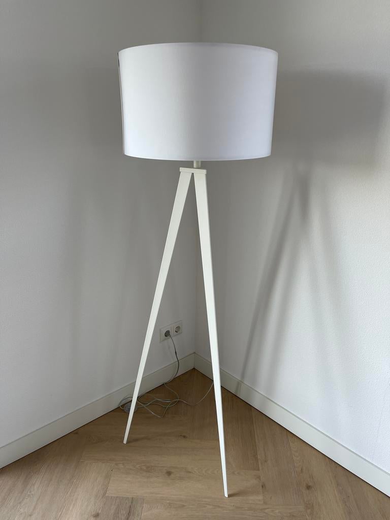 Stijlvolle Witte Staande Lamp (Zuiver) 2x, Huis en Inrichting, Ophalen, Zo goed als nieuw, Metaal, 150 tot 200 cm