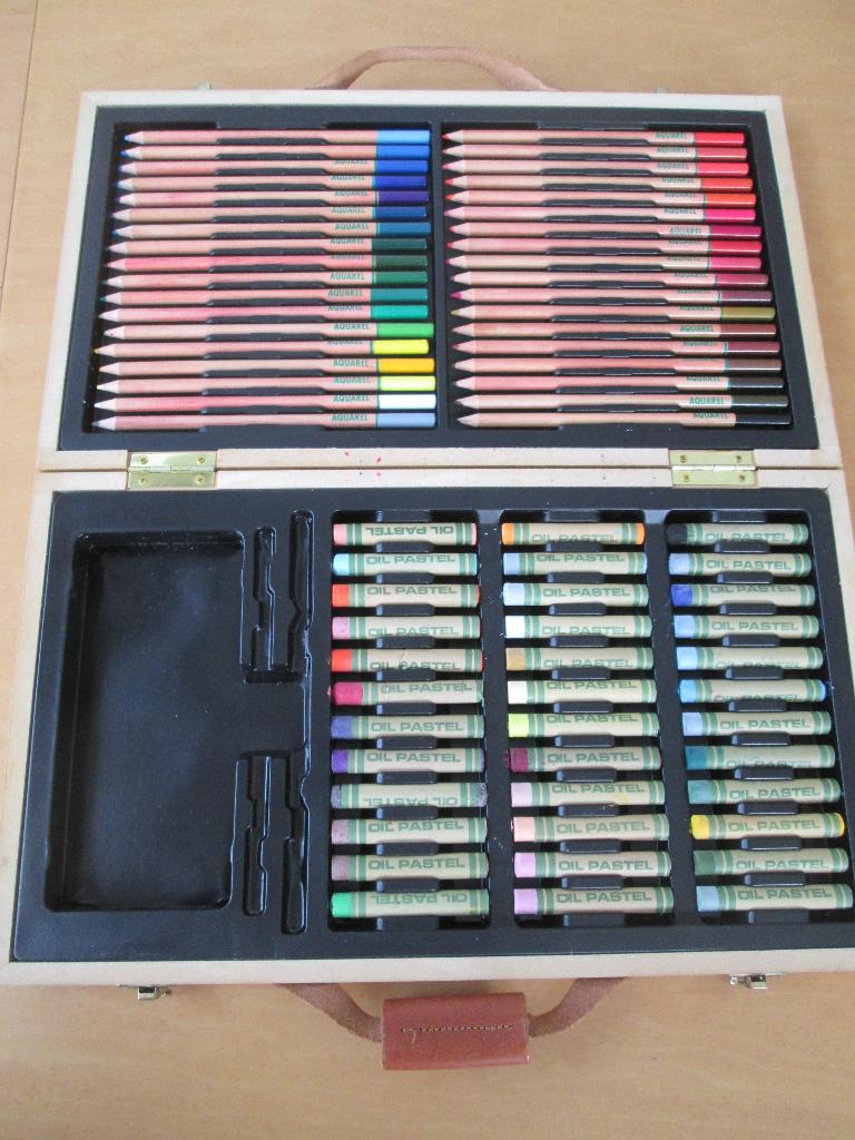 Houten kist met 36 oil pastelkrijt en 36 aquarel potloden., Hobby en Vrije tijd, Tekenen, Ophalen of Verzenden, Zo goed als nieuw