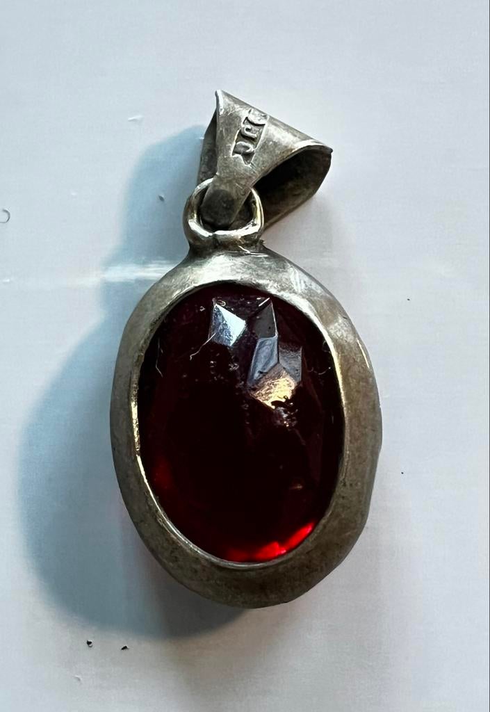 Vintage Zilveren Hanger met Rode Steen, Gebruikt, Overige voorstellingen, Ophalen of Verzenden, Met edelsteen