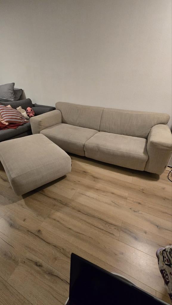 Lichtbeige bank met poef, Huis en Inrichting, Banken | Sofa's en Chaises Longues, Overige materialen, Driepersoons, 75 tot 100 cm