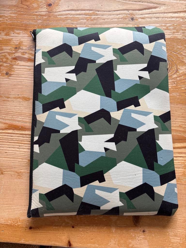 Laptophoes met camouflageprint - 15 inch, Computers en Software, Laptophoezen, Ophalen of Verzenden, 15 inch, Zo goed als nieuw