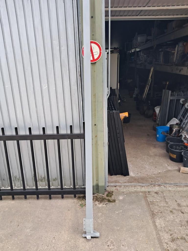 Nieuwe palen  op voetplaat, Tuin en Terras, Tuinhekken en Hekwerk, Ophalen, Nieuw, IJzer, Dubbelstaafmat hekwerk