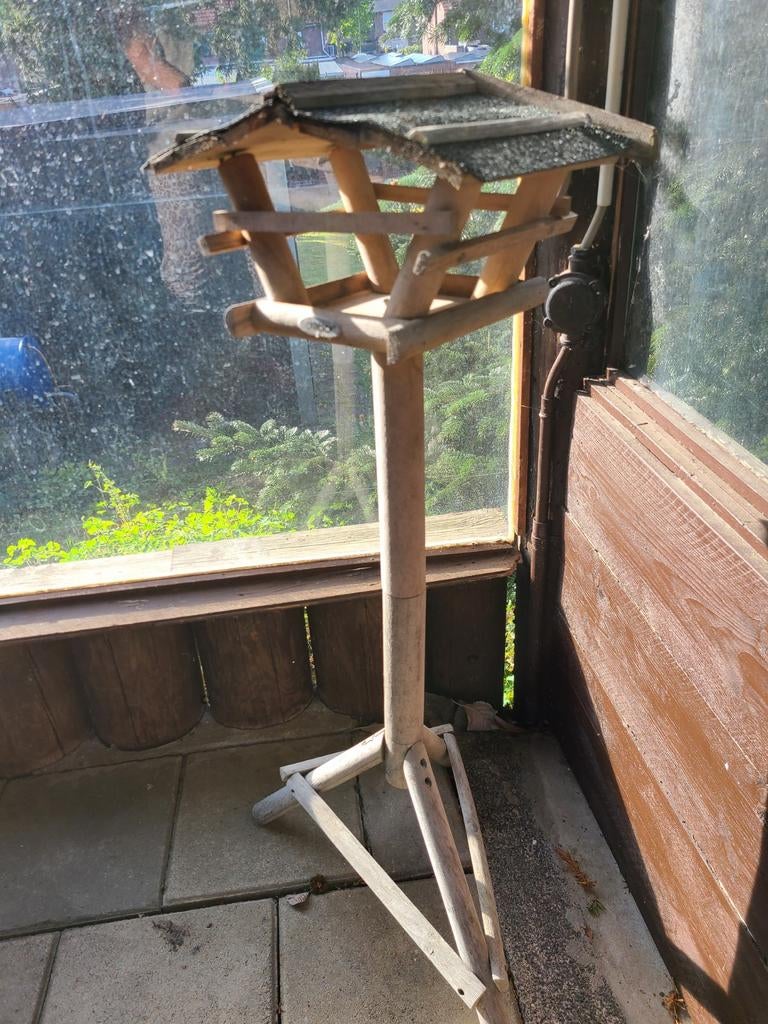 Houten vogelhuisje op standaard - Voederhuisje, Tuin en Terras, Ophalen, Gebruikt