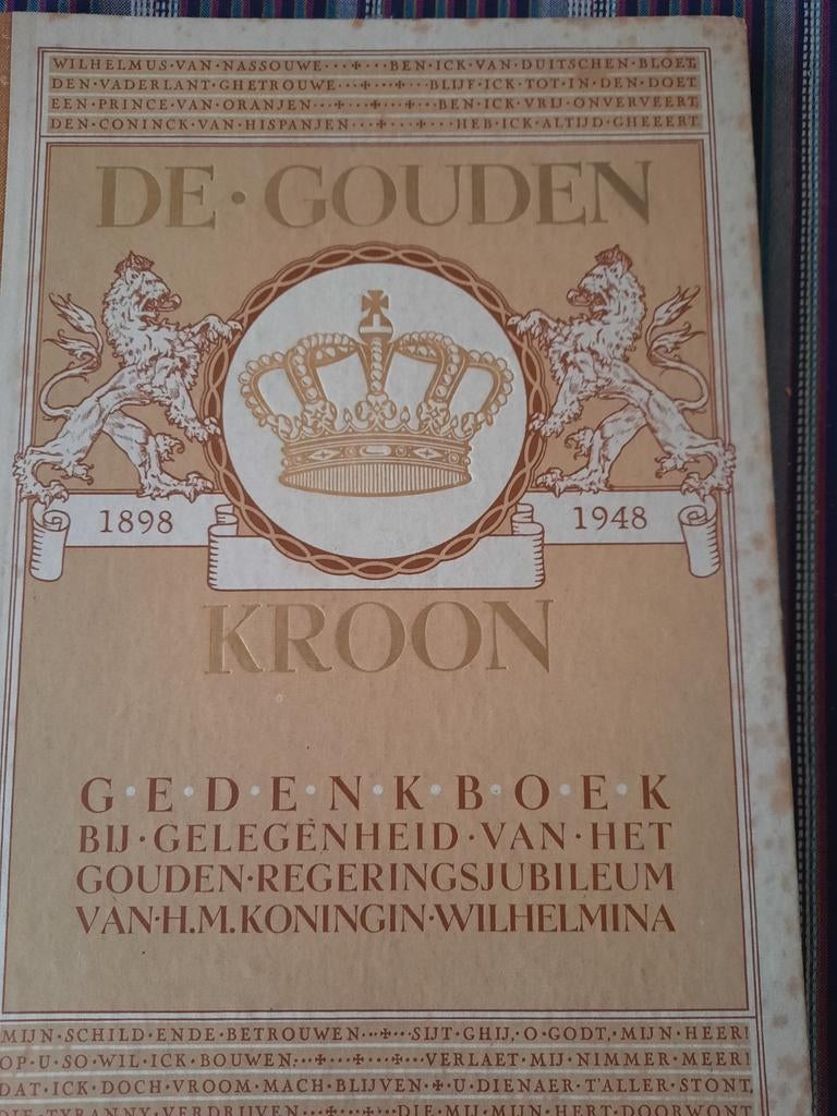 De Gouden Kroon - Gedenkboek Koningin Wilhelmina, Boeken, Ophalen of Verzenden, 20e eeuw of later, Gelezen, Onbekend