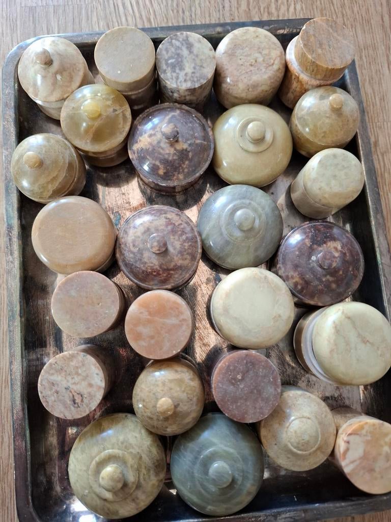 26 Natuurstenen Bakjes met Deksel op Verzilverd Blad, Verzenden