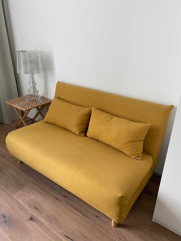 Slaapbankje 140 cm breed okergeel €180 plus dekmatras €20, Ophalen, Overige kleuren, Tweepersoons, Zo goed als nieuw