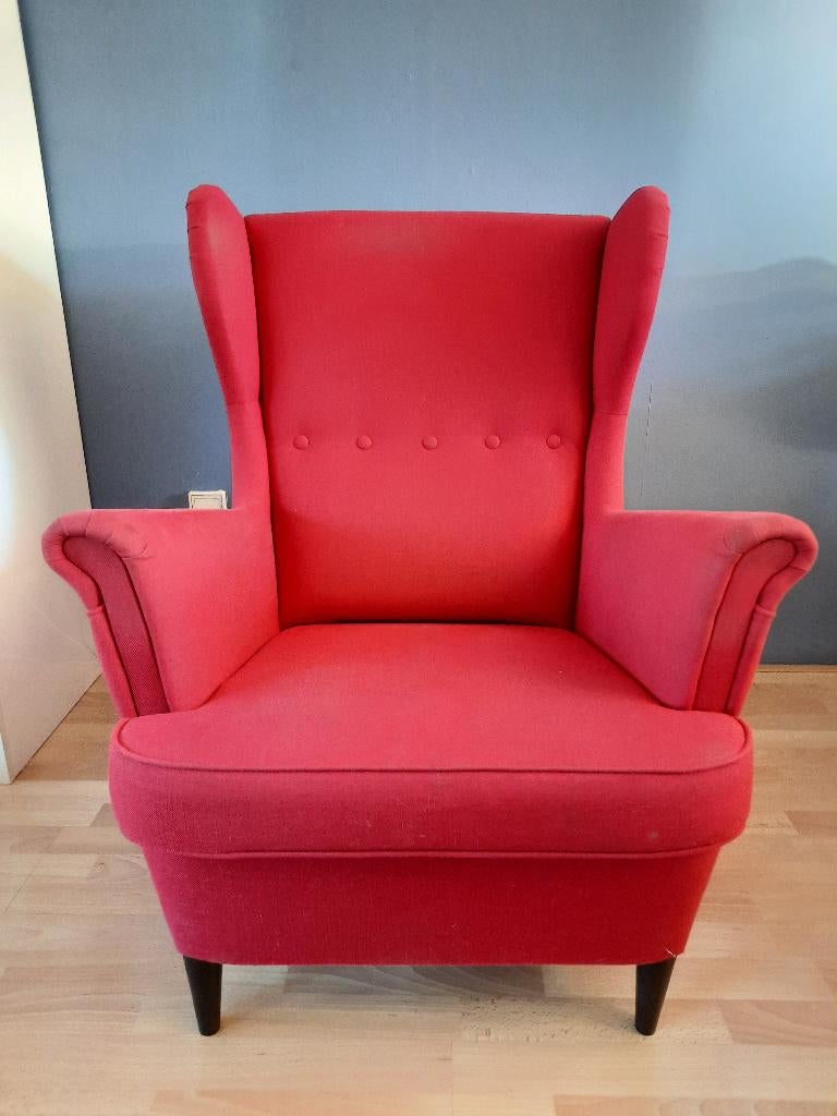 Ikea STRANDMON oorfauteuil en voetbankje rood, Ophalen, Gebruikt, 75 tot 100 cm, Stof