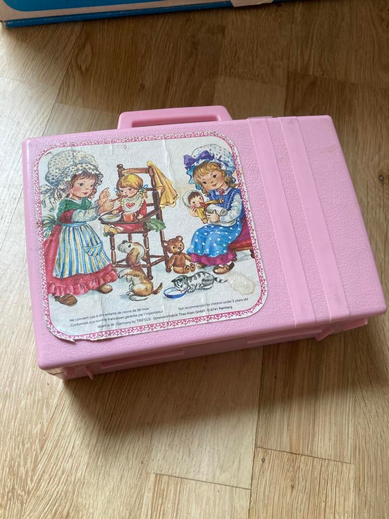 Retro poppenbedje en buggy en koffertje met spullen., Verzamelen, Ophalen, Overige typen
