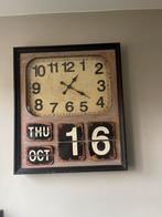 Vintage Wandklok met Kalender, Huis en Inrichting, Woonaccessoires | Klokken, Ophalen of Verzenden, Gebruikt, Analoog, Wandklok