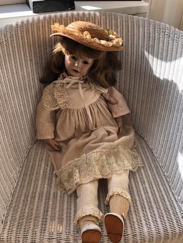 Antieke porseleinen pop, handgemaakt beschikbaar voor biedingen