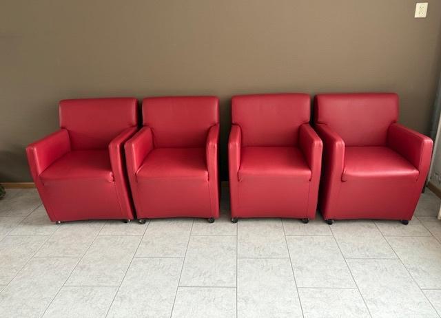 4 leren rode fauteuils met zwenkwieltjes en handgreep., Huis en Inrichting, Stoelen, Gebruikt, Vijf, Zes of meer stoelen, Leer