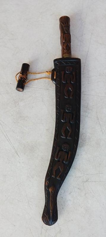 TAIWAN PAIWAN KNIFE WITH FIGURAL RELIËF CARVINGS ON SCABBARD beschikbaar voor biedingen