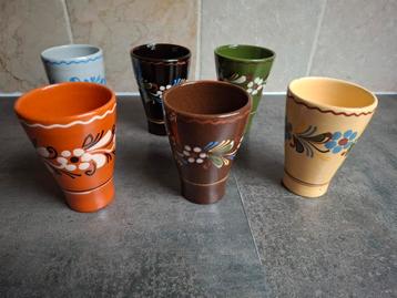 6x Vintage gekleurde handbeschilderde bekers.  beschikbaar voor biedingen