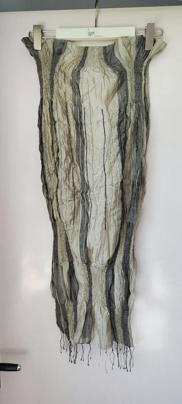 Zachtgrijze gesmokte geborduurde zijden sjaal, 180x36 cm beschikbaar voor biedingen