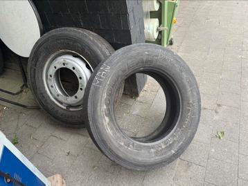 2 vrachtwagen banden 1 met velg beschikbaar voor biedingen