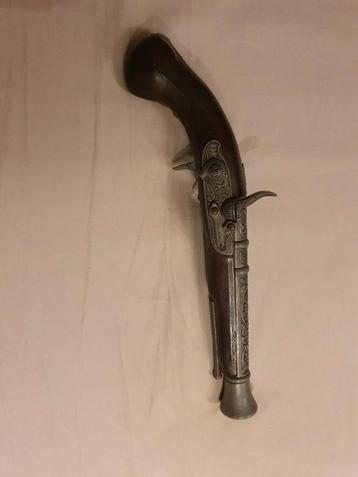 Antiek revolver, onklaargemaakt pistool  beschikbaar voor biedingen