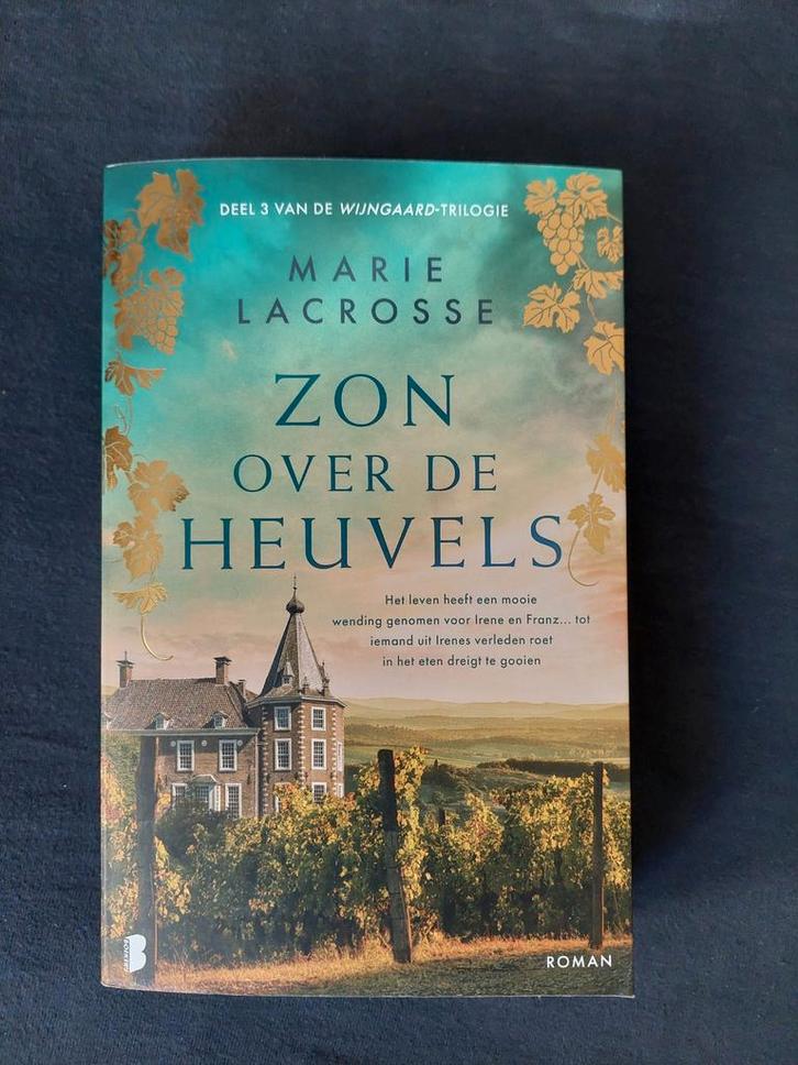 ZON OVER DE HEUVELS - Marie Lacrosse, Boeken, Romans, Zo goed als nieuw, Europa overig, Ophalen of Verzenden