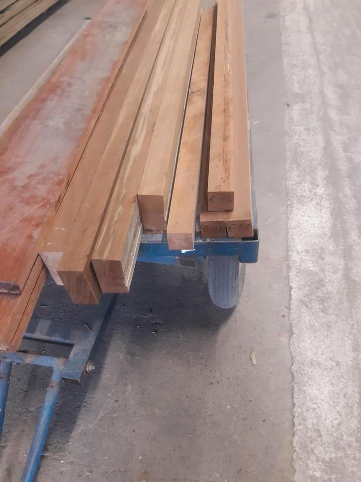 Partij gebruikte hardhouten planken en keperhout, Tuin en Terras, Palen, Balken en Planken, Zo goed als nieuw, Planken, 250 cm of meer