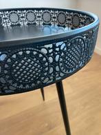 Zwart metalen bijzettafel met decoratieve rand, Minder dan 55 cm, Metaal of Aluminium, Rond, Zo goed als nieuw
