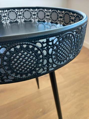 Zwart metalen bijzettafel met decoratieve rand beschikbaar voor biedingen