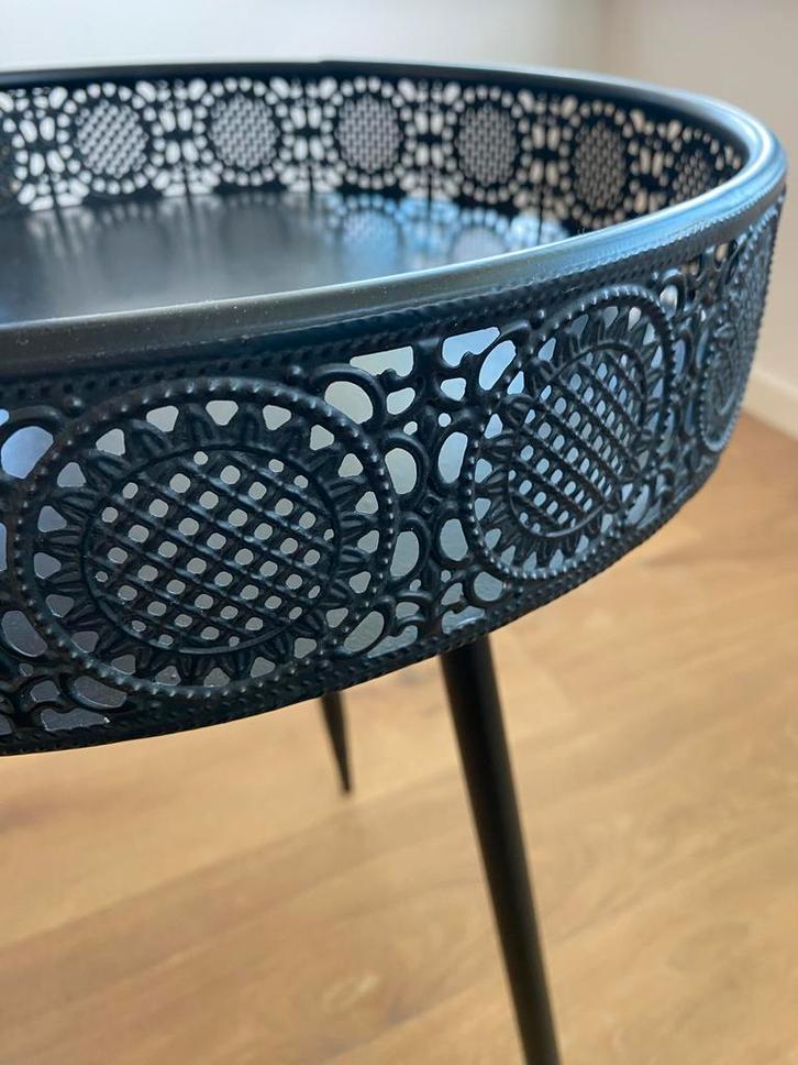 Zwart metalen bijzettafel met decoratieve rand, Huis en Inrichting, Tafels | Bijzettafels, Zo goed als nieuw, Rond, 45 tot 60 cm