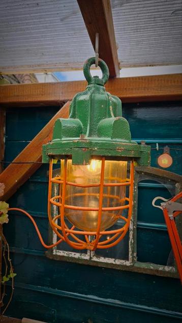 Vintage Industriële Gekooide Bully Lamp