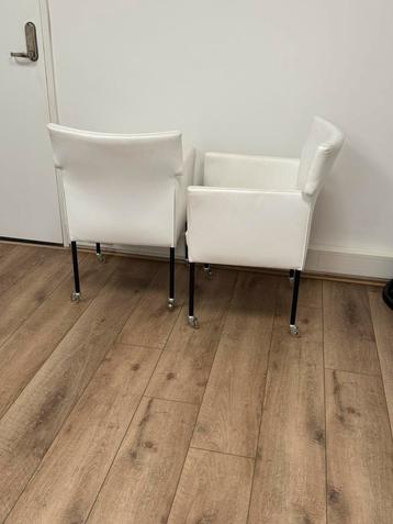 2 witte stoelen op wieltjes – kunstleer – strak design – 2st beschikbaar voor biedingen
