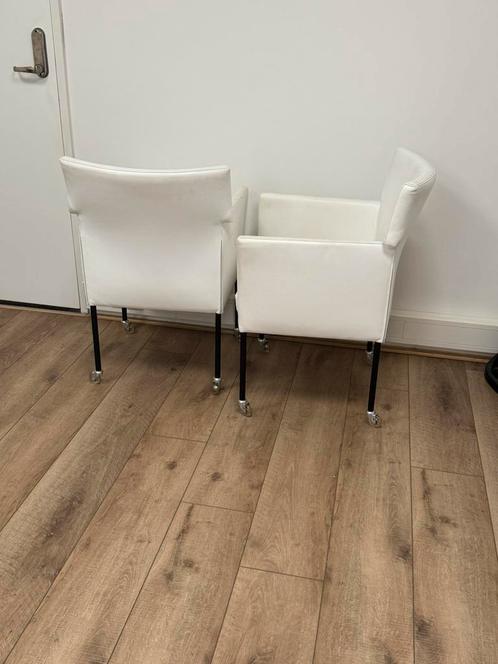 2 witte stoelen op wieltjes – kunstleer – strak design – 2st, Huis en Inrichting, Stoelen, Gebruikt, Twee, Overige materialen