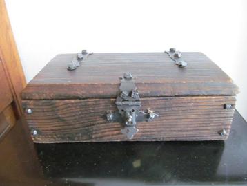 Oud houten kistje met metalen zwart accenten. beschikbaar voor biedingen