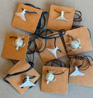 Heel gaaf partijtje kettingen met schildpad en walvisstaart beschikbaar voor biedingen