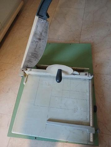 Papiersnijmachine 40x40cm beschikbaar voor biedingen